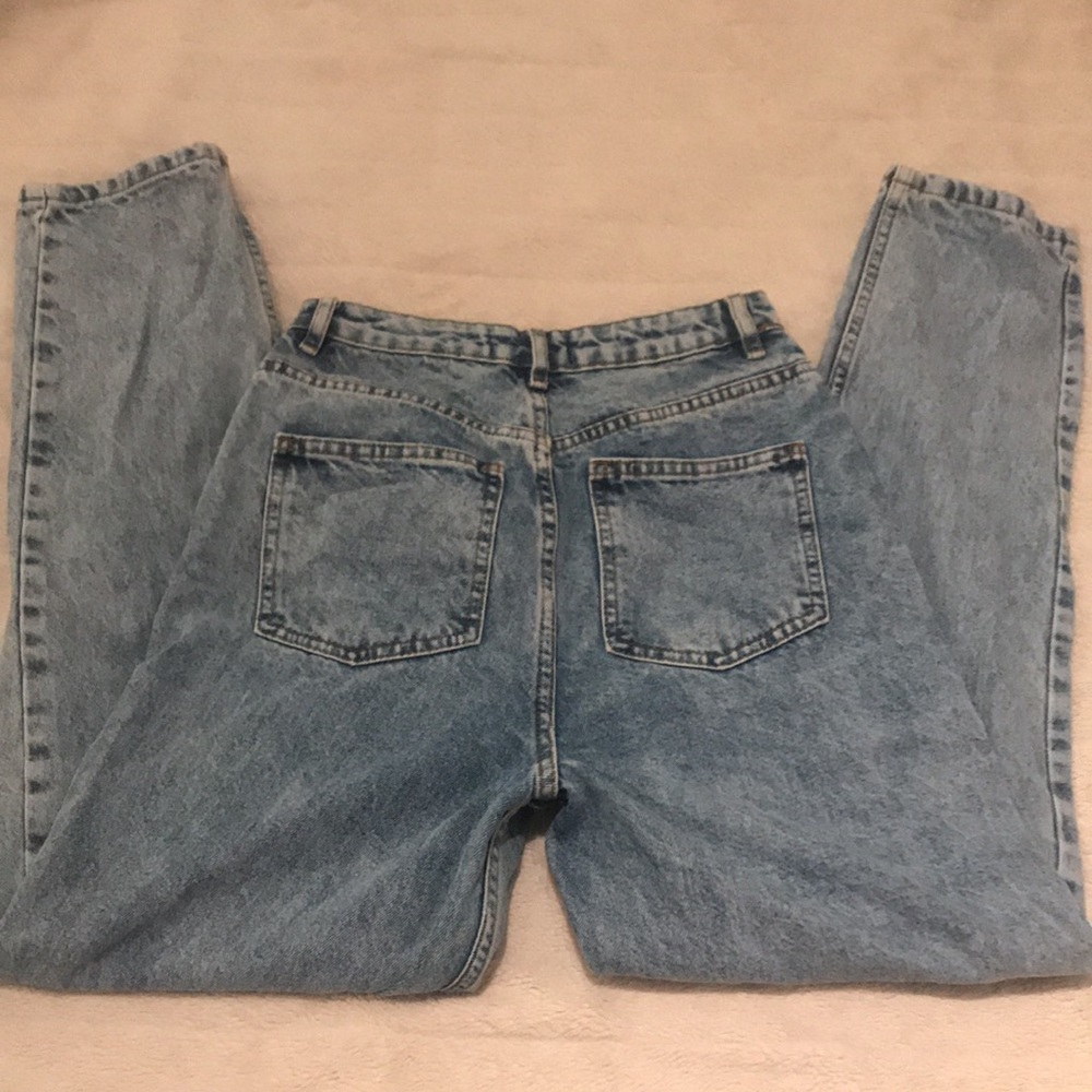 ASOS Design High Rise Light Blue Mom Jeans - Picture 4 of 9